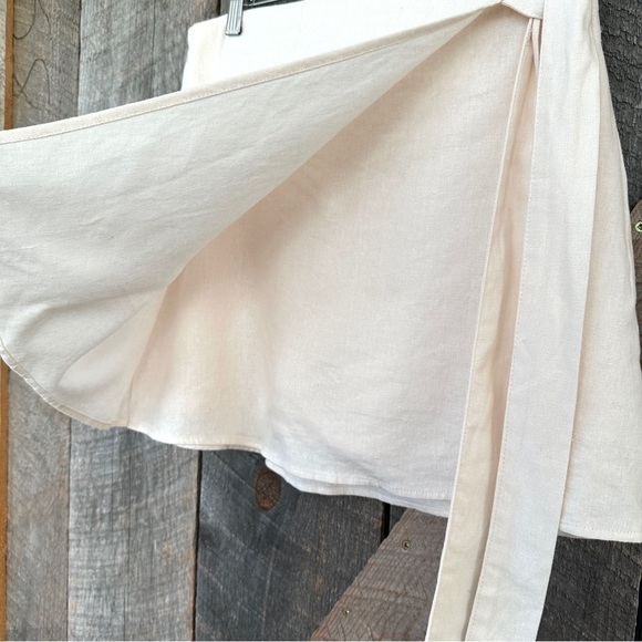 Forever 21 faux wrap mini  skirt with side tie, in a rayon/linen blend - Picture 4 of 9